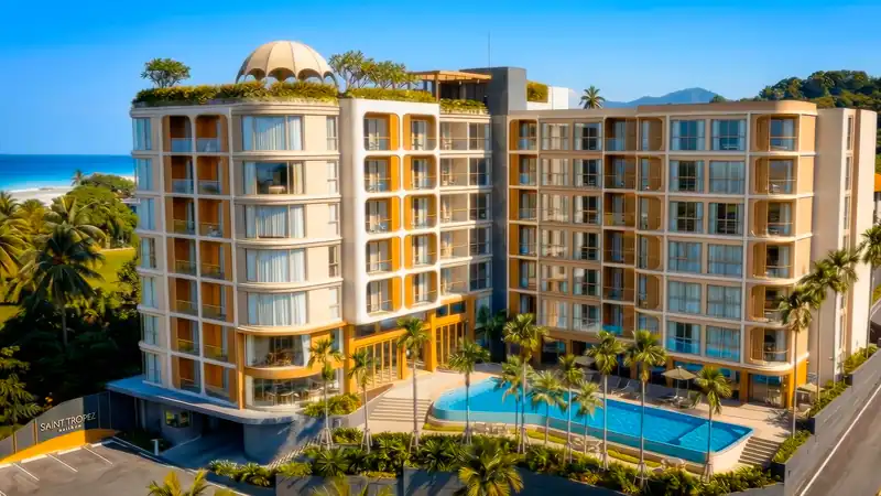 Saint Tropez Naithon – Fassade mit Pool, im Hintergrund die Andamanensee