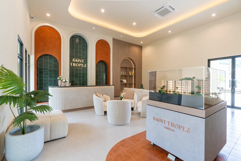 Saint Tropez Naithon — sales gallery: reception and the scale model of the building
