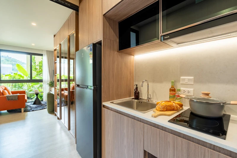 Saint Tropez Naithon — studio A show unit: kitchen with hob, sink and hood