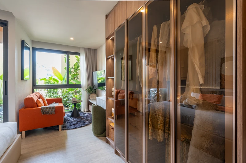 Saint Tropez Naithon — studio A show unit: wardrobe with glass doors