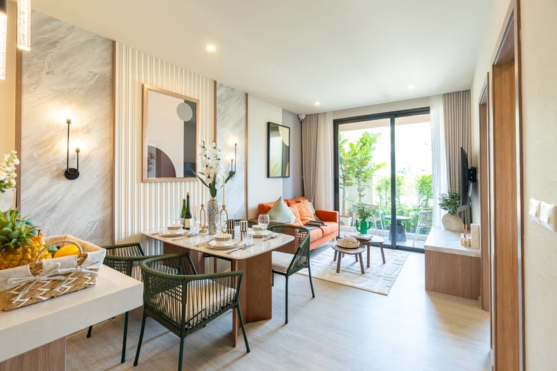 Saint Tropez Naithon — шоурум двухспальной B1 49,85 м²: обеденная зона и гостиная с выходом на террасу