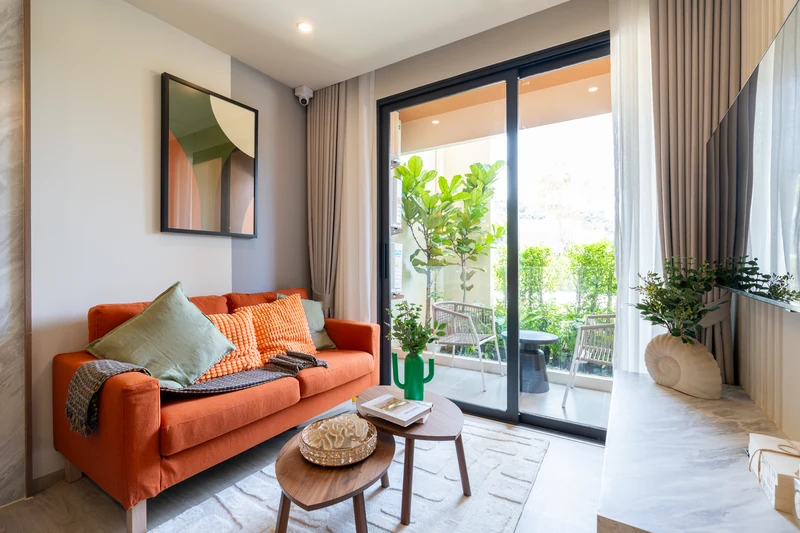 Saint Tropez Naithon — шоурум двухспальной B1: гостиная с диваном и террасой