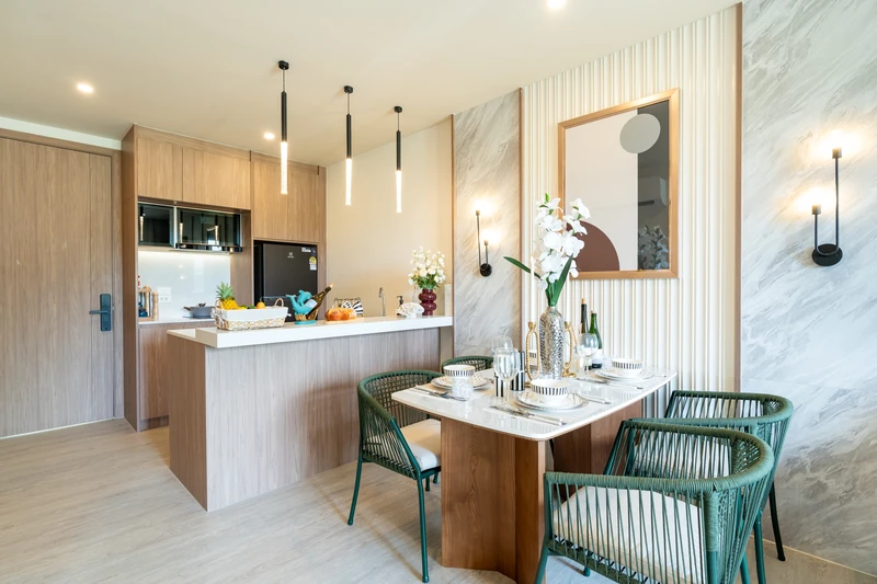 Saint Tropez Naithon — шоурум двухспальной B1: кухонный остров и обеденный стол